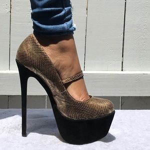 (SOLD)Zigi Girl Gold And Black Platform Heels